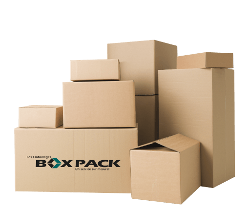 Piles de boîtes brunes de différentes tailles et modèles empilés, l’une d’entres elles avec le logo Box Pack.