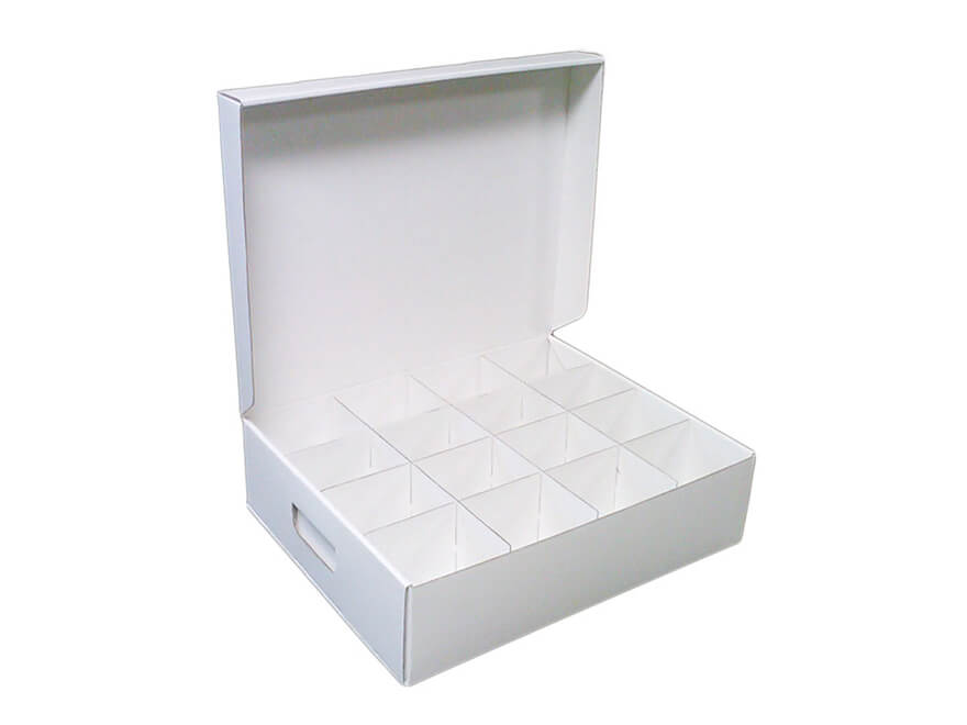 Boîte blanche avec un couvercle rabattable, deux poignées sur le côté et des séparateurs.