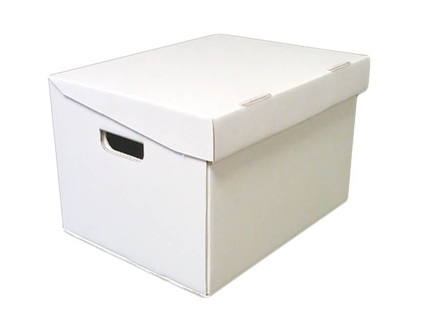 Boîte blanche fermée avec un couvercle rabattable et des poignées latérales.