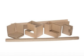 Maquette de boîtes en carton brun de différentes formes et différentes tailles l’une à côté de l’autre.